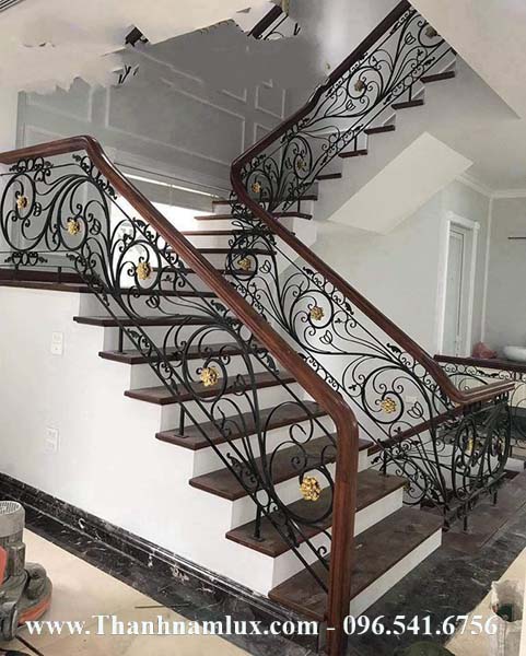 Cầu thang sắt nghệ thuật tại Lạng sơn được yêu thích